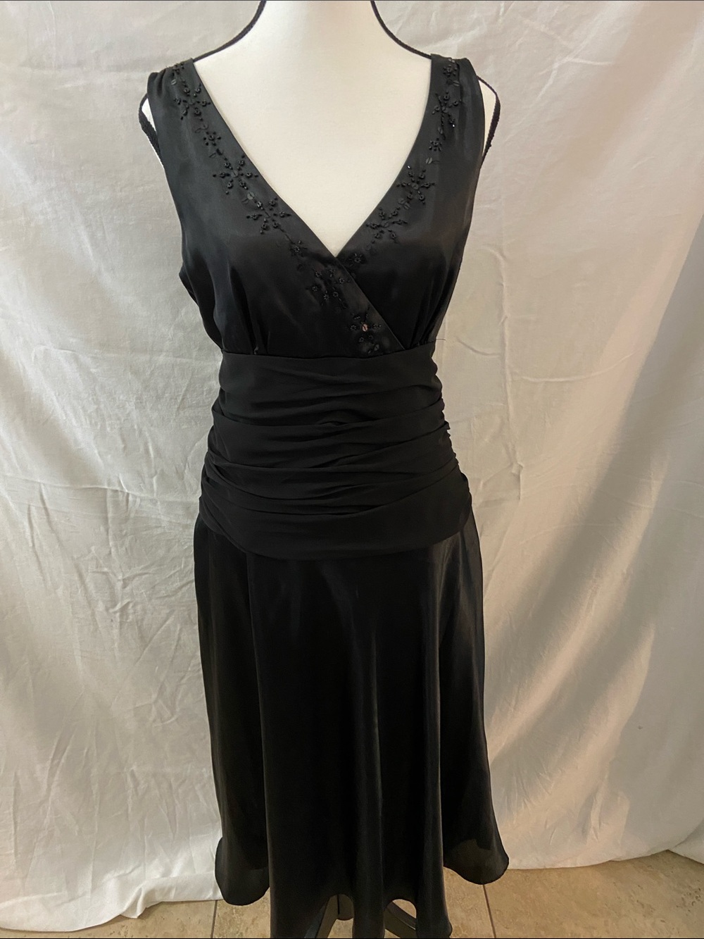 Robbie Bee Black Satin V-Neck Ruched Waist Midi Dress